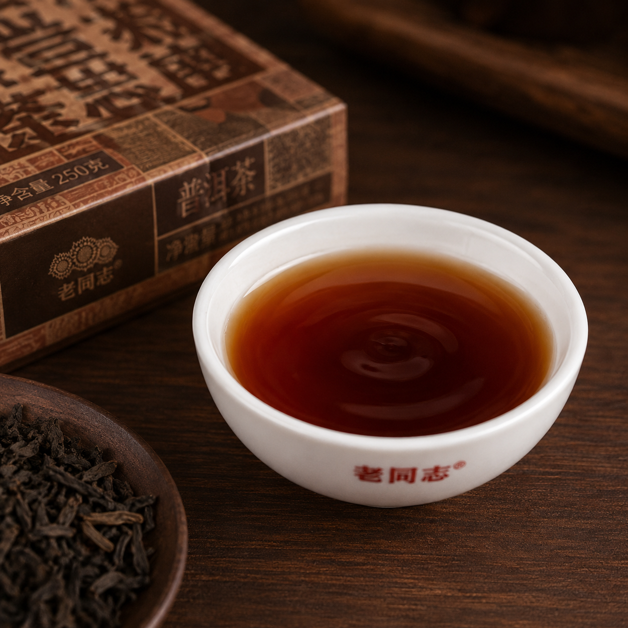 Lao Tong Zhi loose shu pu-erh brewed liquor, deep chestnut-red in a gaiwan
