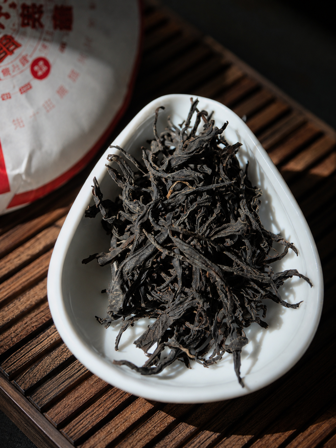 Oolong-cultivar red tea from Fengqing Yunnan, dark twisted leaves with golden tips, 25g