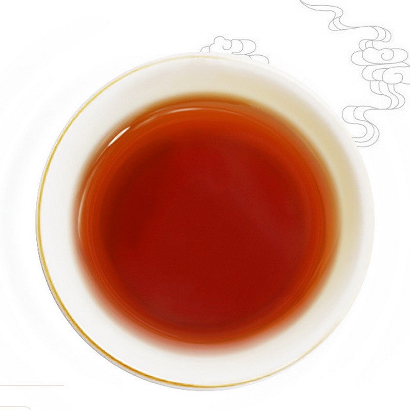 Wang Fu shu pu-erh brewed liquor, deep red-brown in a glass cup